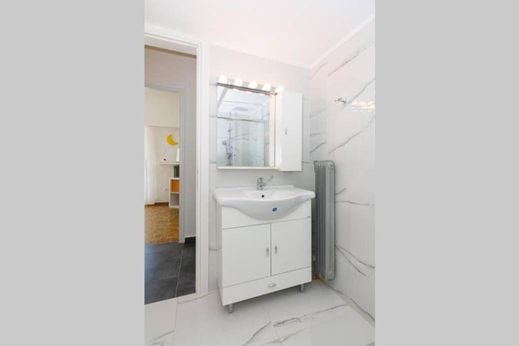 Appartement Sunlit 2Br Oasis In Metaxourghio 3Min From Metro à Athènes Extérieur photo