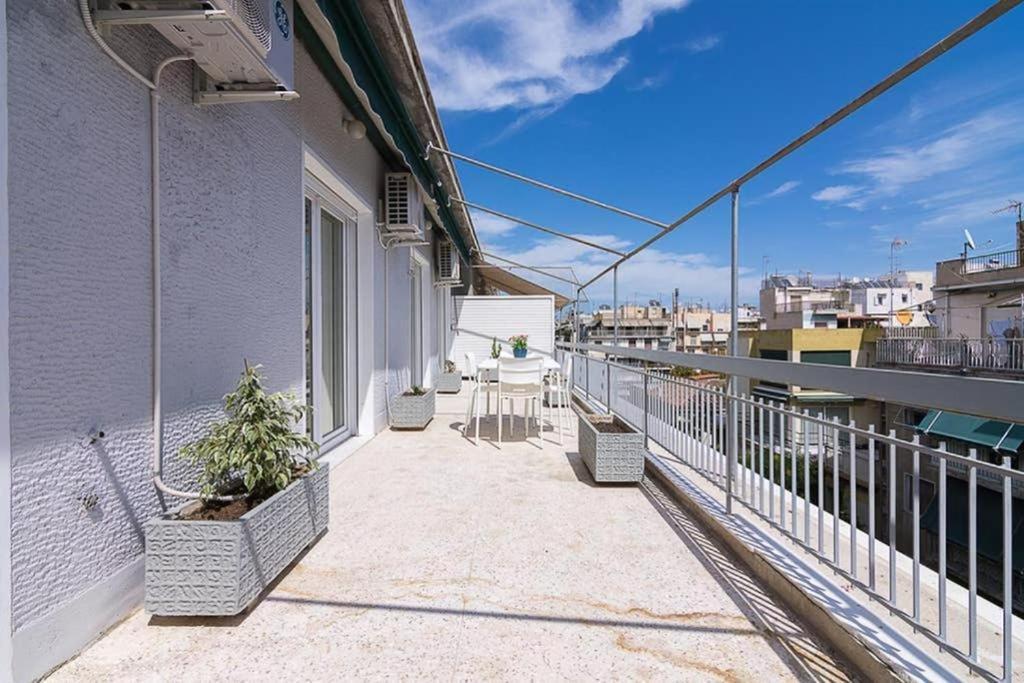 Appartement Sunlit 2Br Oasis In Metaxourghio 3Min From Metro à Athènes Extérieur photo