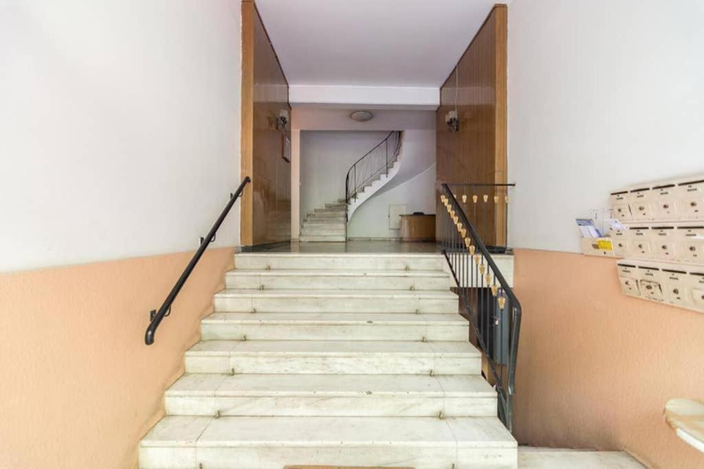 Appartement Sunlit 2Br Oasis In Metaxourghio 3Min From Metro à Athènes Extérieur photo